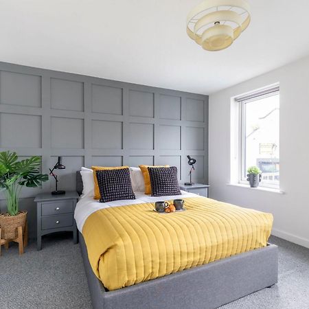 Modern Four Bedroom Four Bathroom Home 첼튼엄 외부 사진