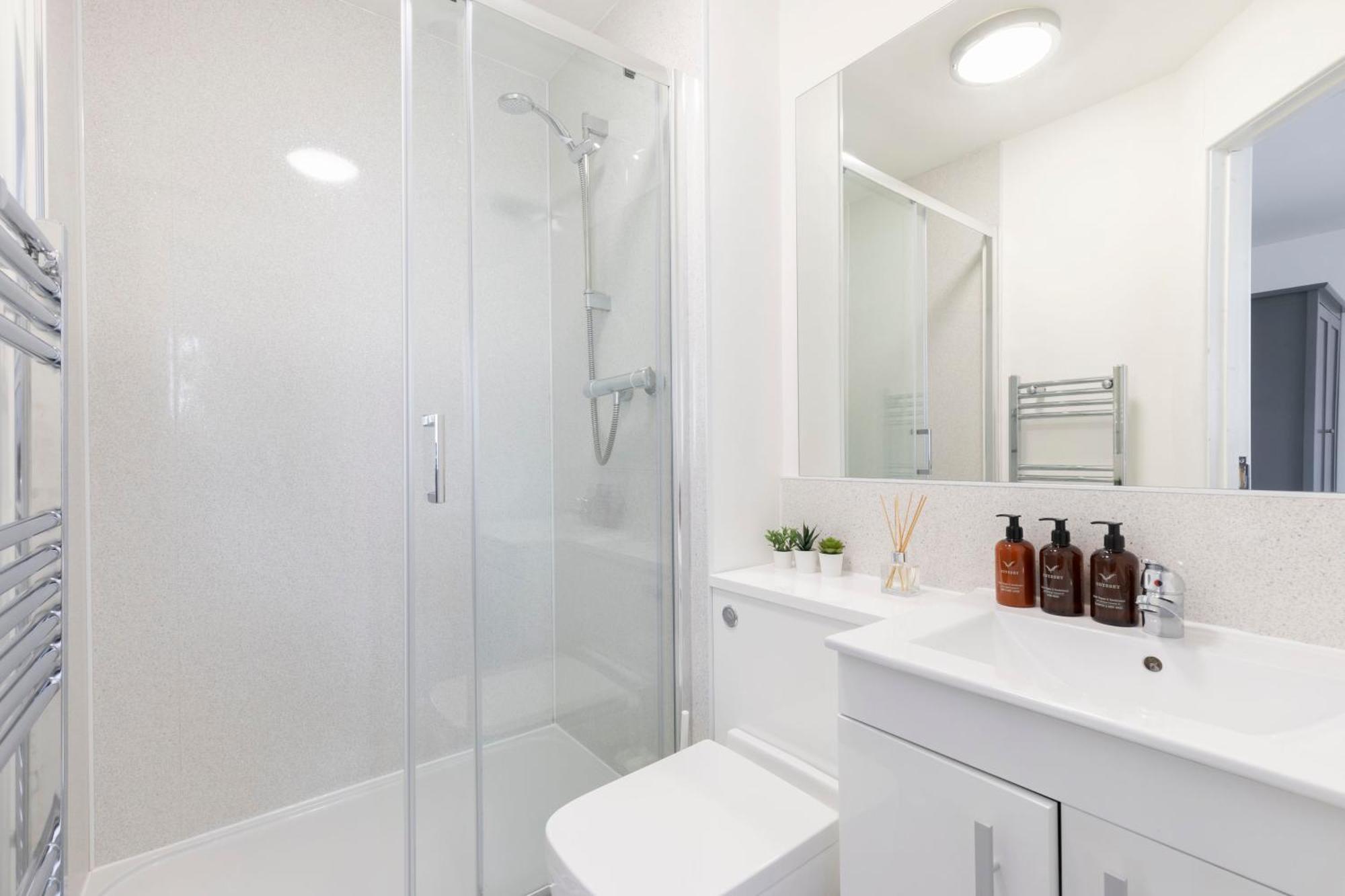 Modern Four Bedroom Four Bathroom Home 첼튼엄 외부 사진