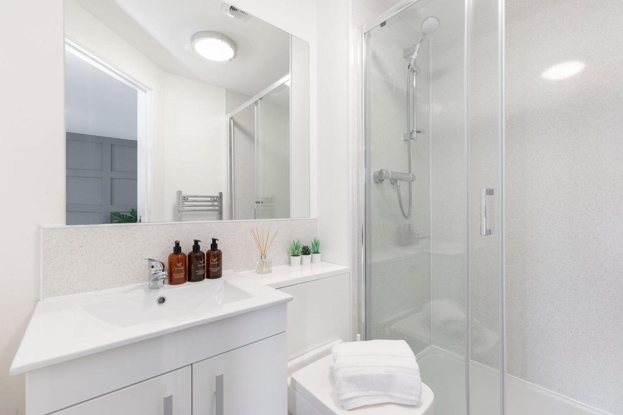 Modern Four Bedroom Four Bathroom Home 첼튼엄 외부 사진