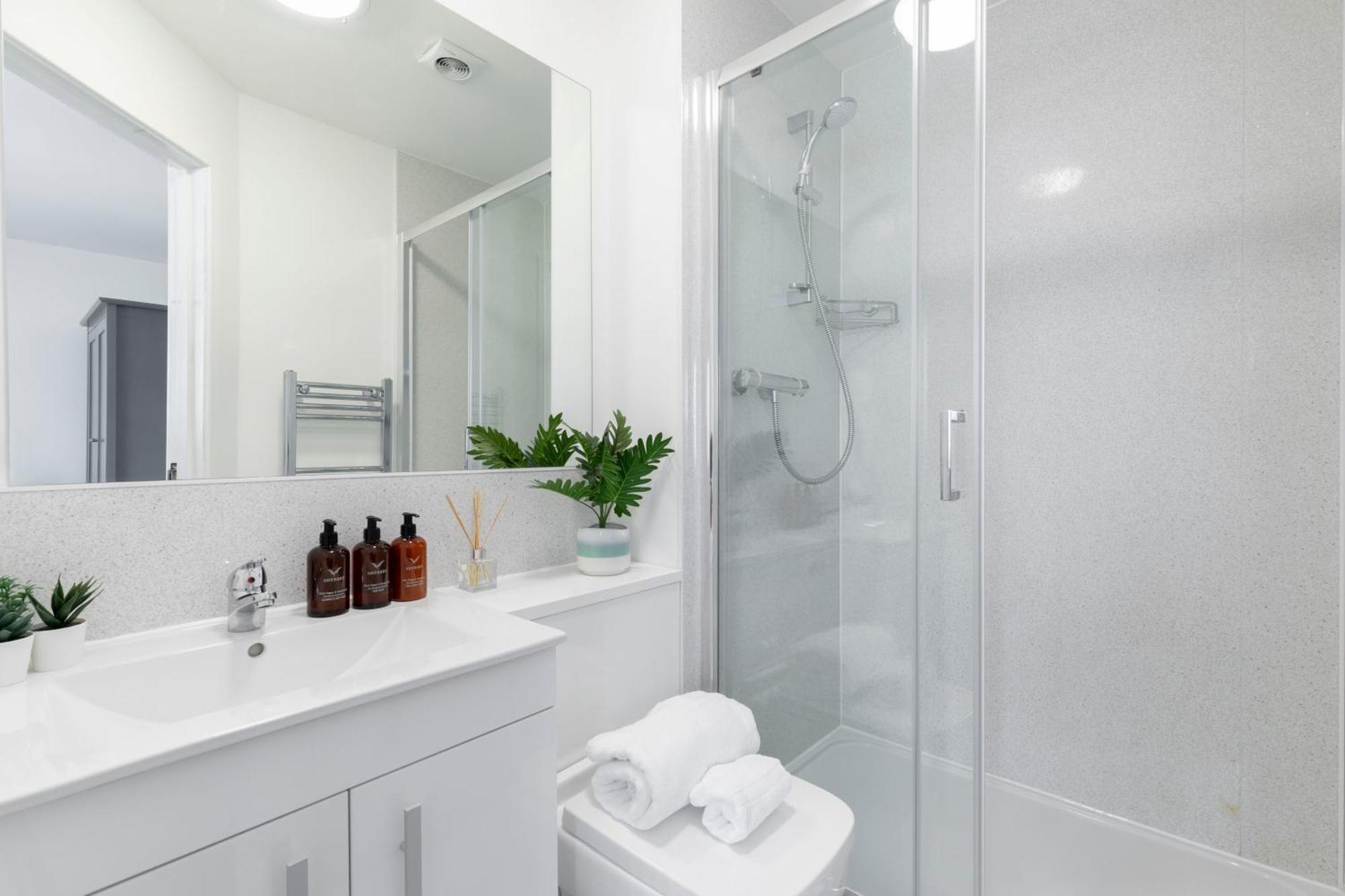 Modern Four Bedroom Four Bathroom Home 첼튼엄 외부 사진