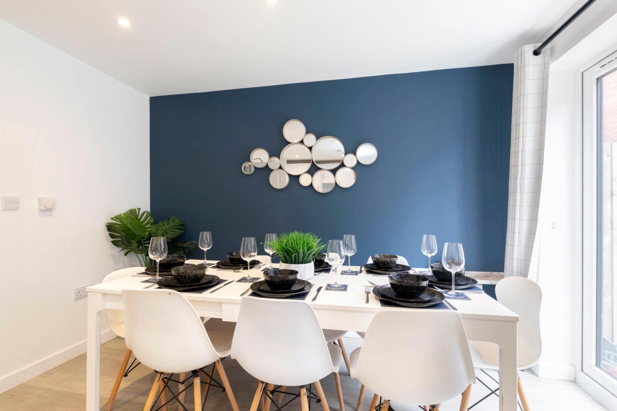 Modern Four Bedroom Four Bathroom Home 첼튼엄 외부 사진
