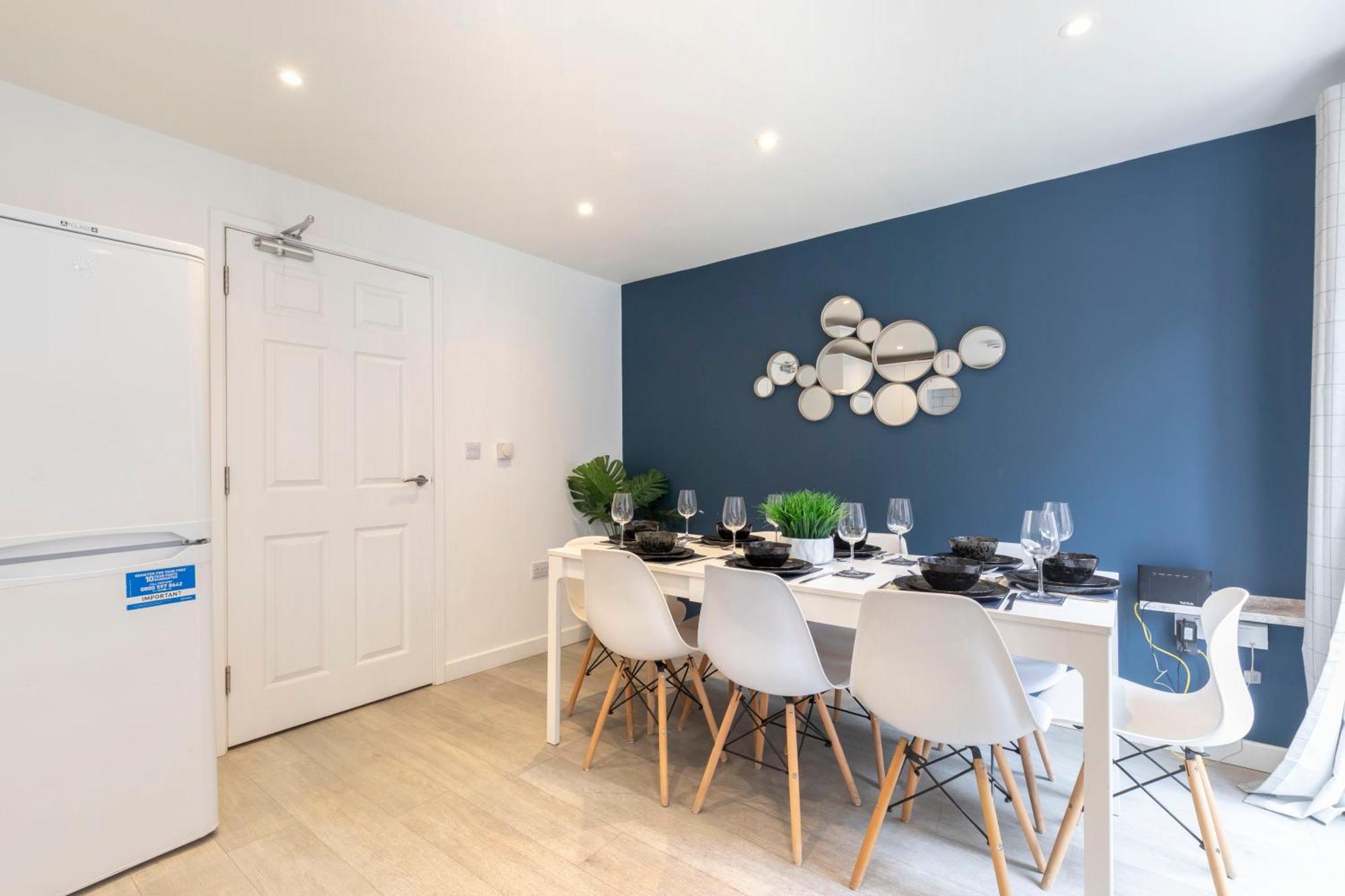 Modern Four Bedroom Four Bathroom Home 첼튼엄 외부 사진